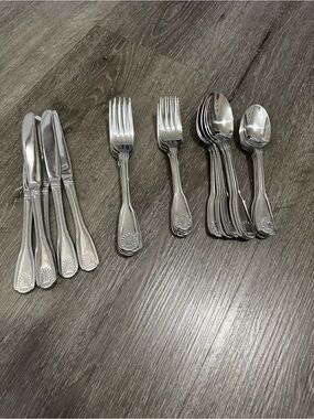 Classic Shell-Pattern Stainless Steel Flatware Set - Silver